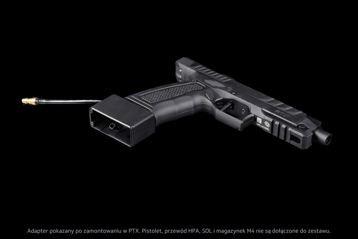 Adapter GATE x AIRTAC M4 zamontowany w GATE PTX — ujęcie pod kątem; pistolet PTX i przewód HPA sprzedawane osobno.